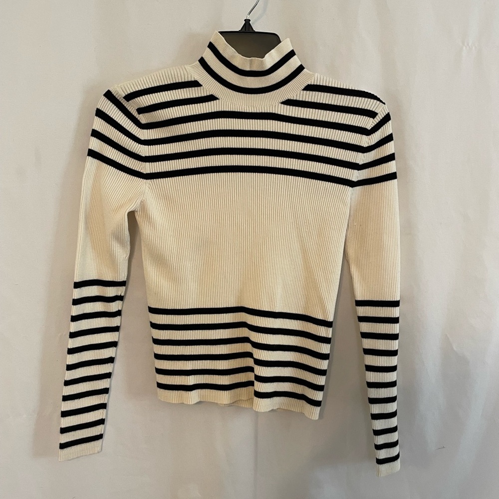WOMAN’S ZARA KNIT OFF WITE AND BLACK STRIPED SWEATER. SIZE LARGE (RUNS SMALL).